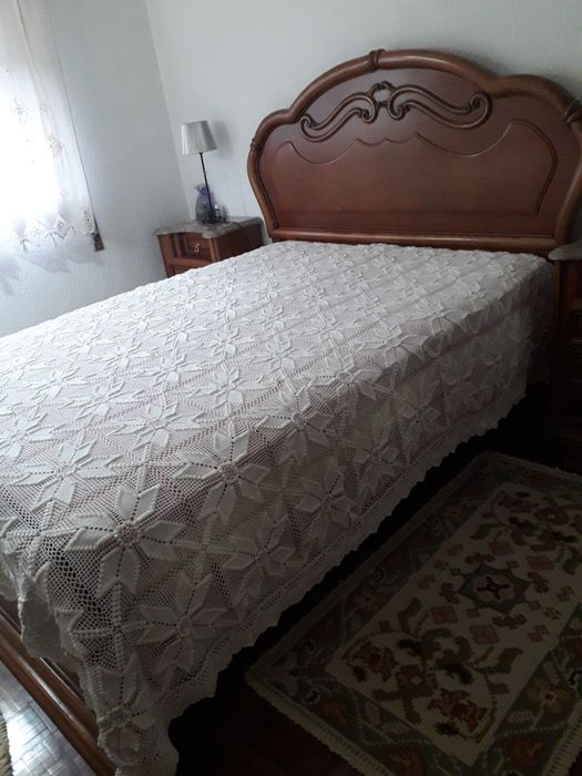 Colcha branca, em crochê feita á mão muito bonita .