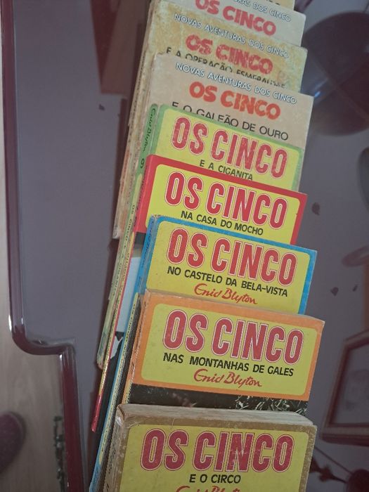 Vendo 12 livros os cinco