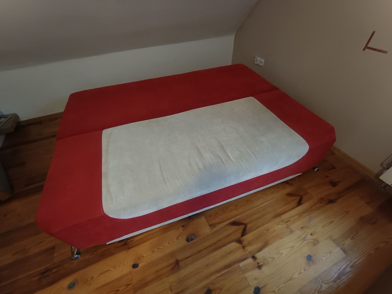 Rozkładana sofa kanapa z funkcją spania, pojemnikiem i poduszkami