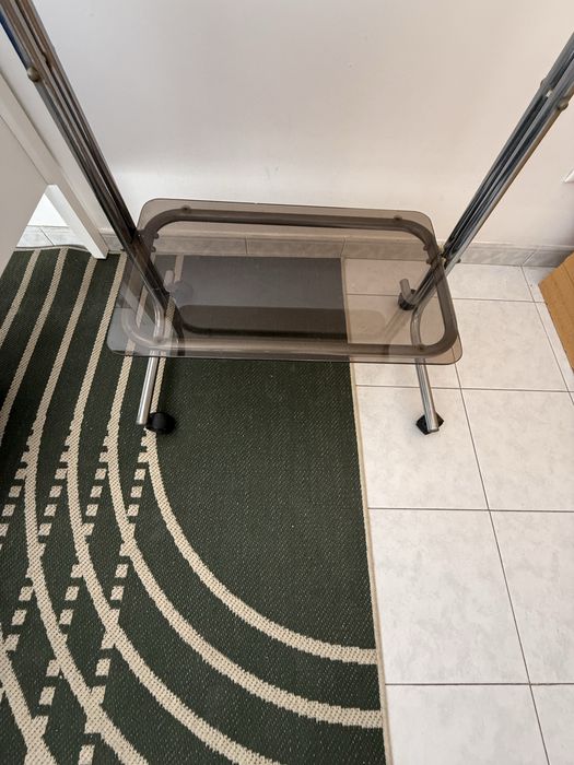 Mesa de vidro e metal