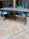 Mesa retangular antiga com pes em metal