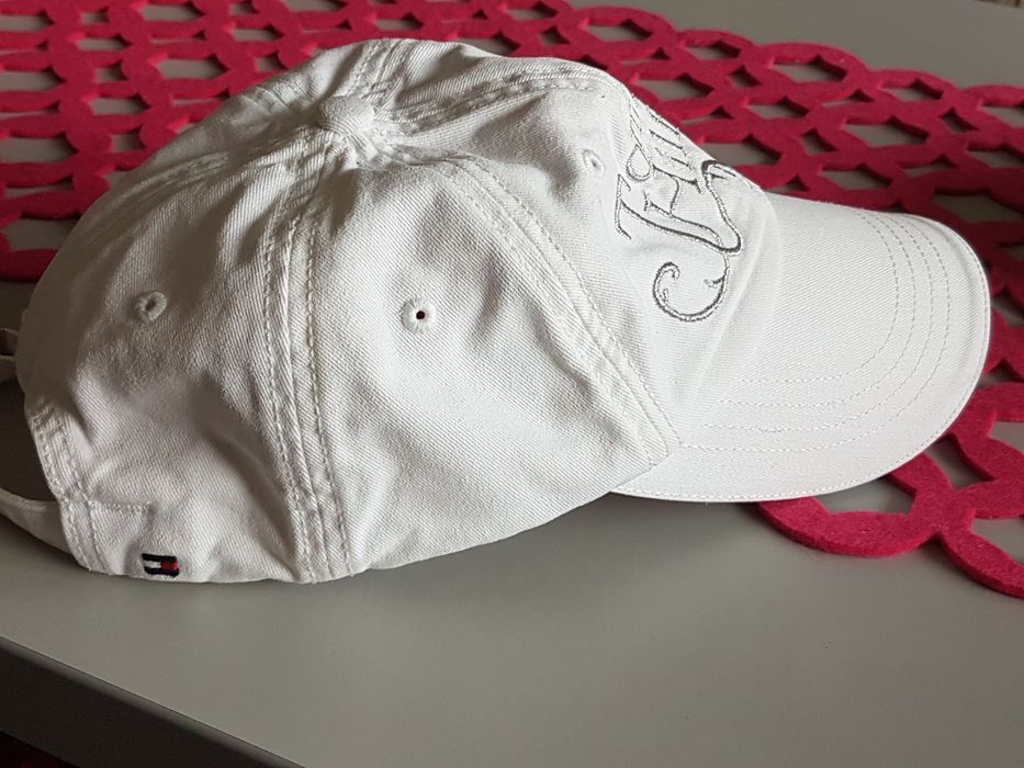 Czapeczka z daszkiem jak nowa Tommy Hilfiger biała, regulowany obwód