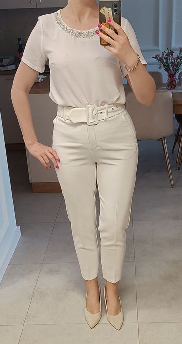 Białe/kremowe spodnie w kant carrot 36 S Reserved z szerokim paskiem