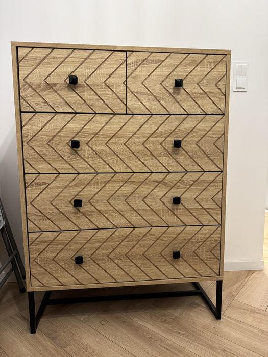 Komoda na czarnych metalowych nozkach