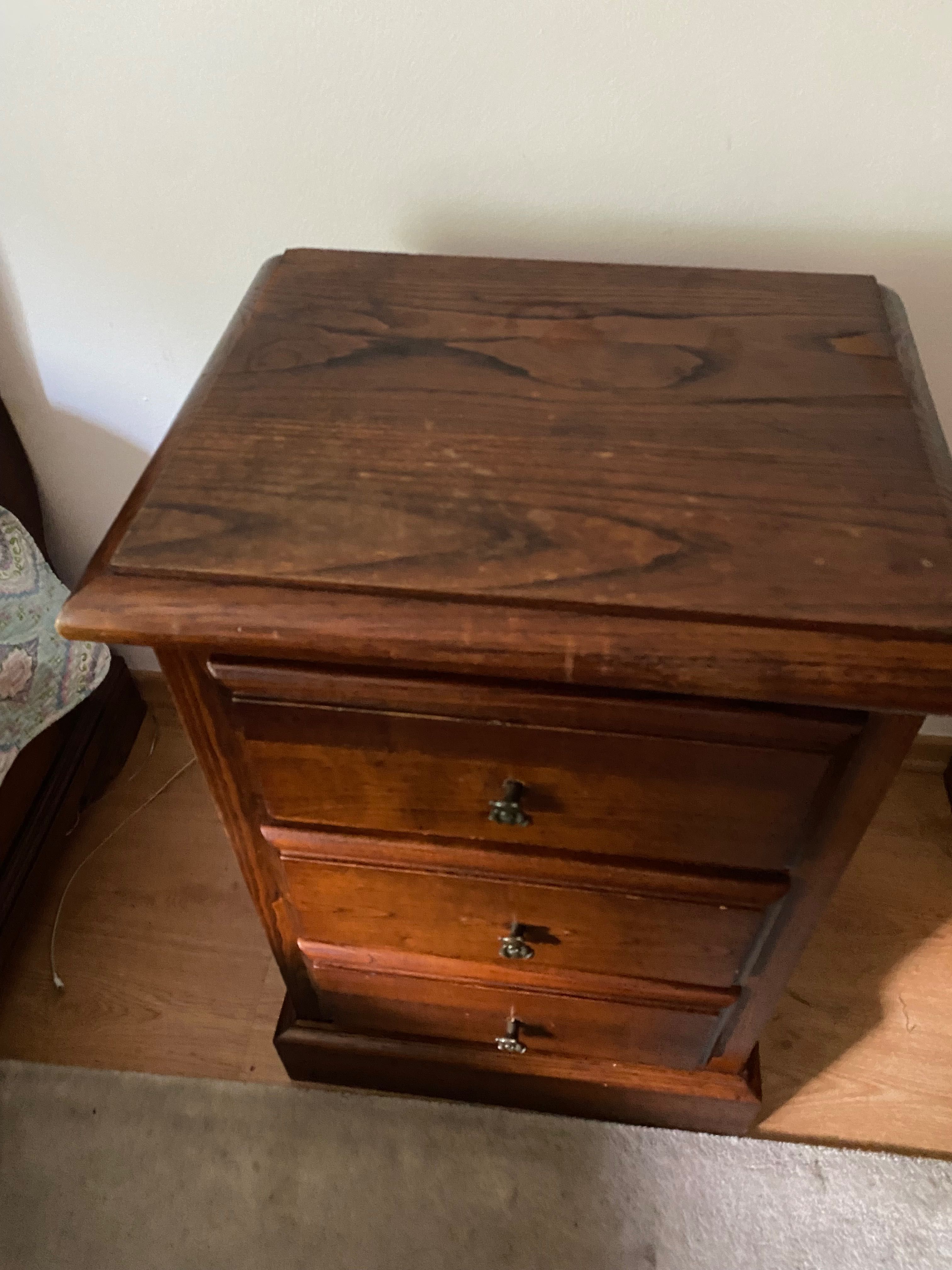 Cama (sem colchão) + mesinha de cabeceira em madeira