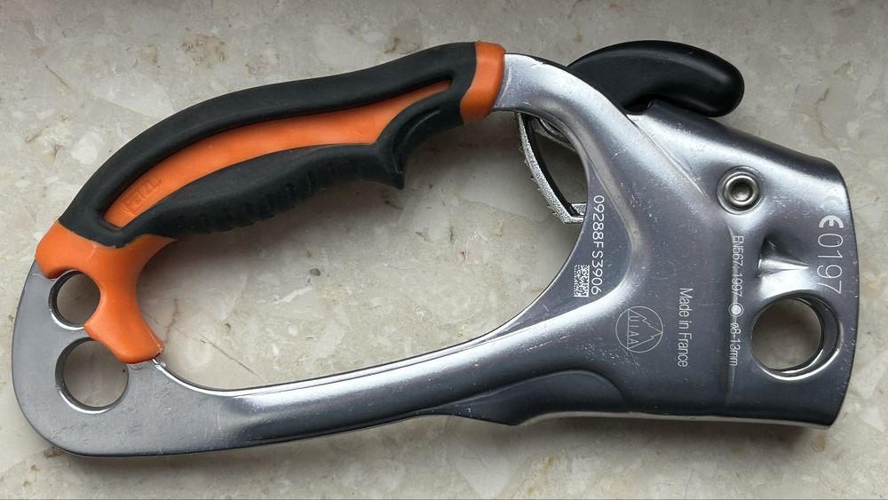 Przyrządy wspinaczkowe Petzl - poignee, croll, shunt, rolka zjazdowa
