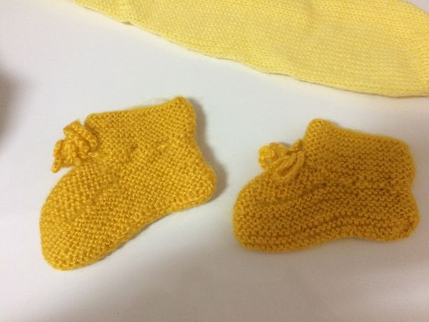 Botinhas de lã para recém nascido em amarelo e calcinhas de malha