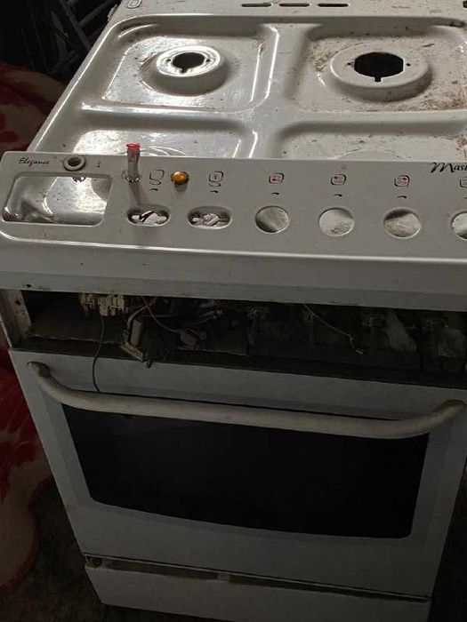 Стіральна машинка і газова плита на деталі