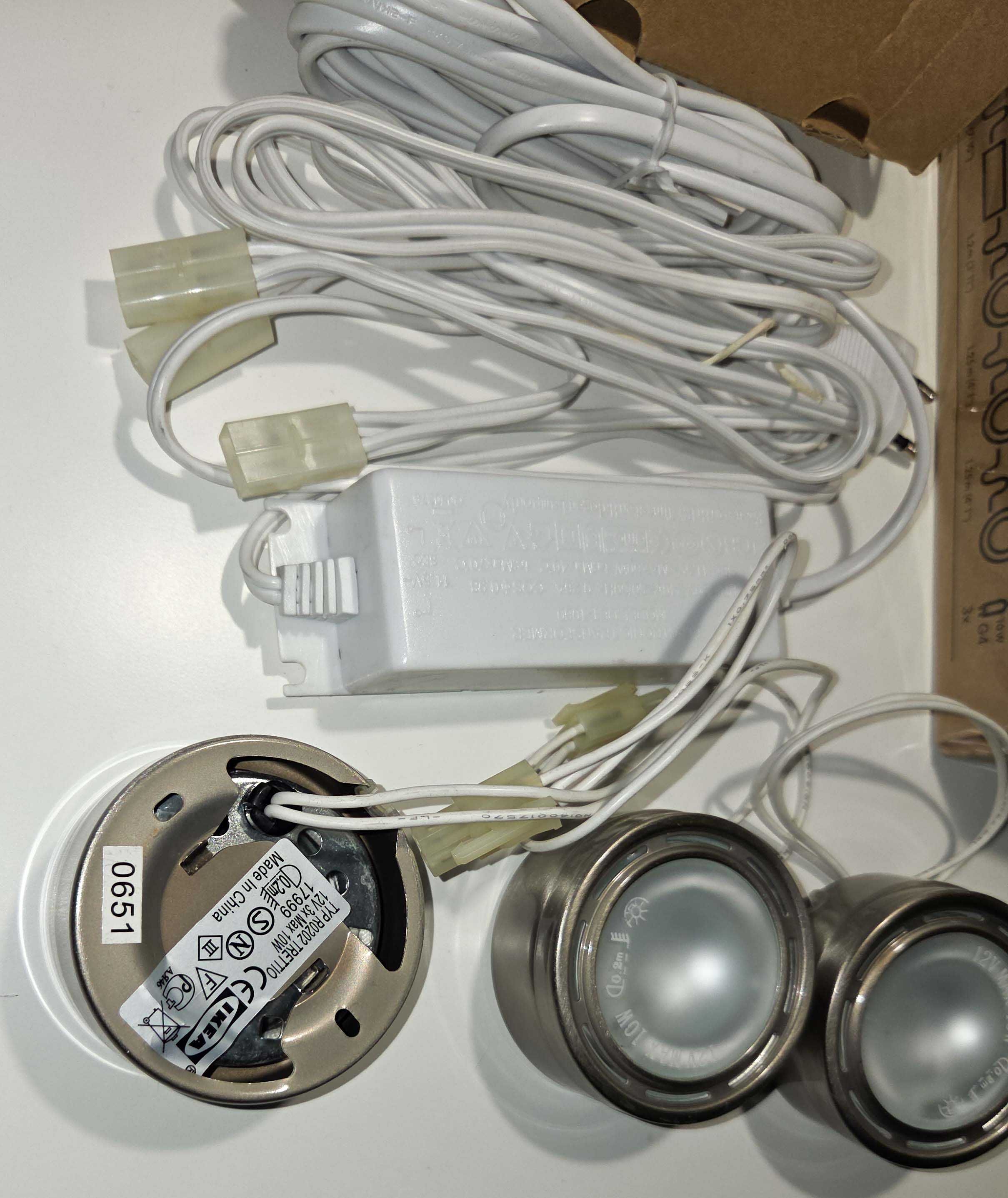Zestawy oświetleniowe IKEA Trettio.