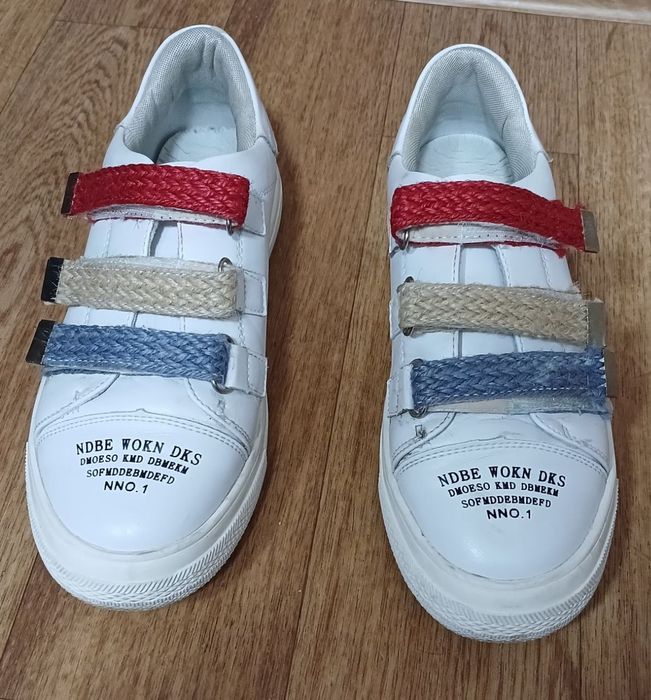 Продам кроссовки белые