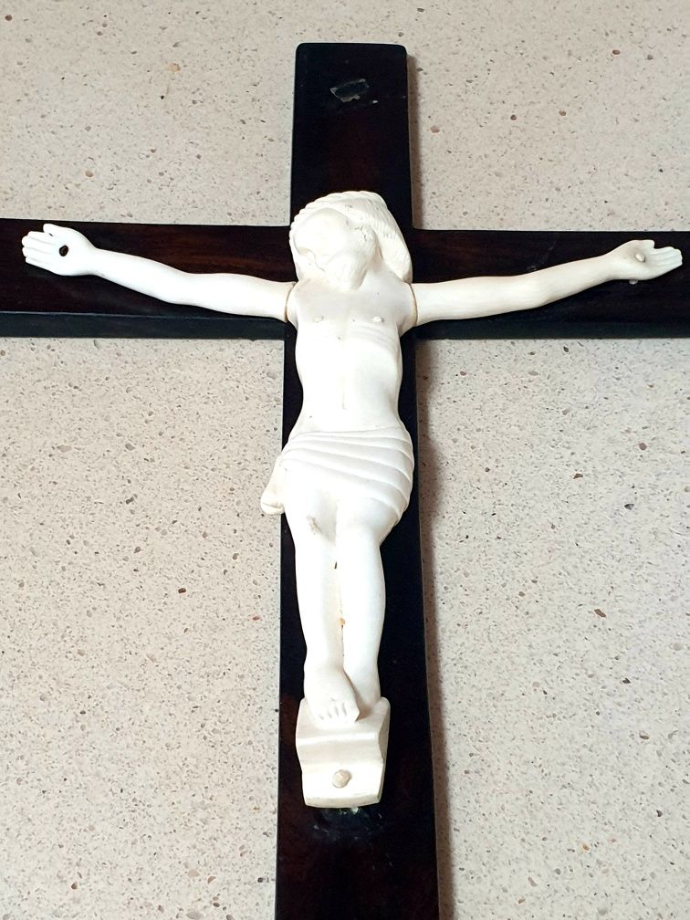 Para restauro: antigo crucifixo com  preciosa escultura de Cristo