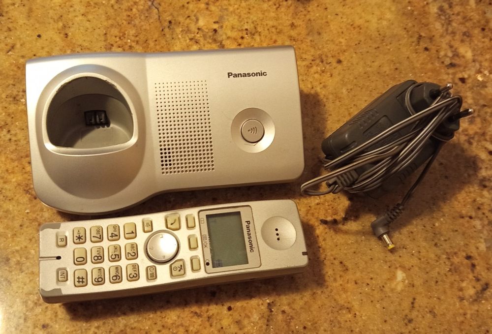 Stacjonarny telefon bezprzewodowy Panasonic
KX-TG7100PD