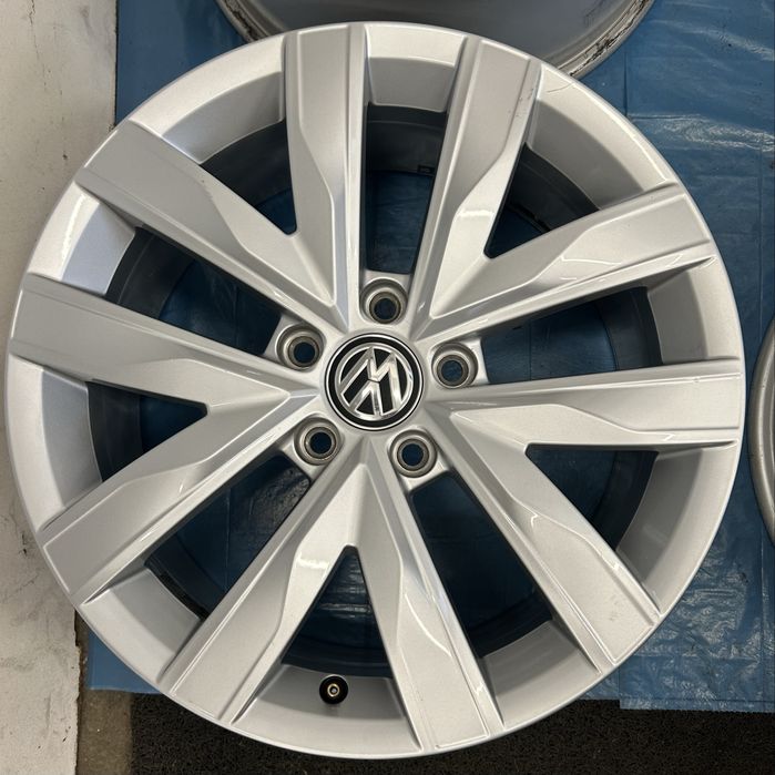 291 Felgi Aluminiowe Oryginał VW R 17 5x112 otwór 57,1 Bardzo Ładne