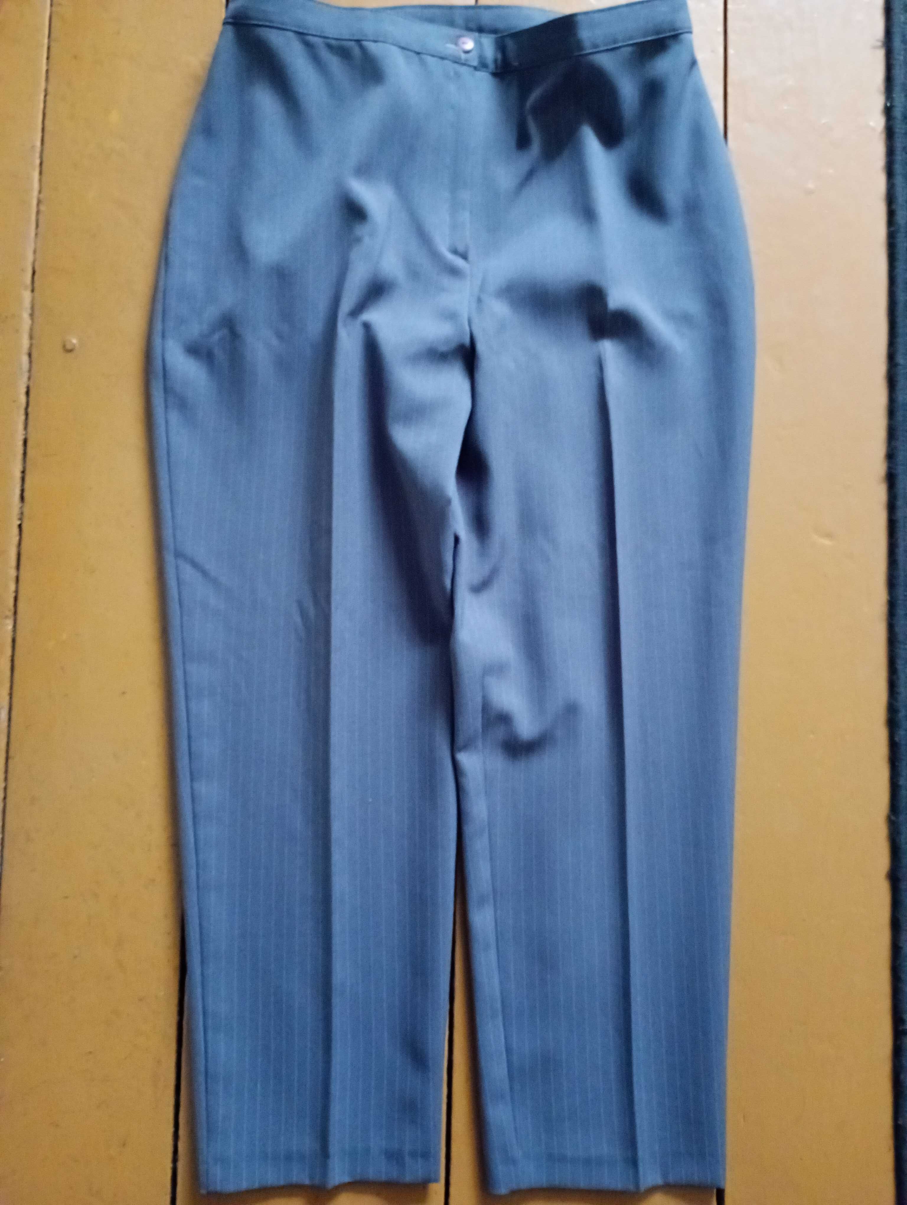 Eleganckie spodnie damskie, szare w paski, rozmiar z metki 44