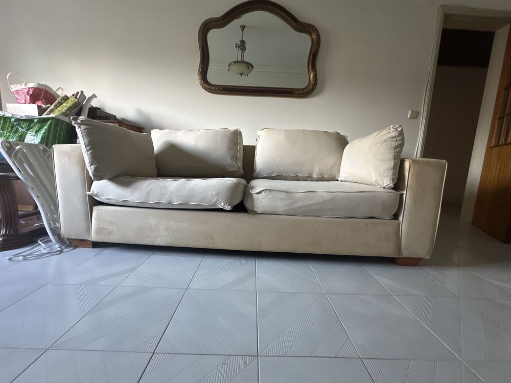 Sofá em tecido bege e estrutura madeira