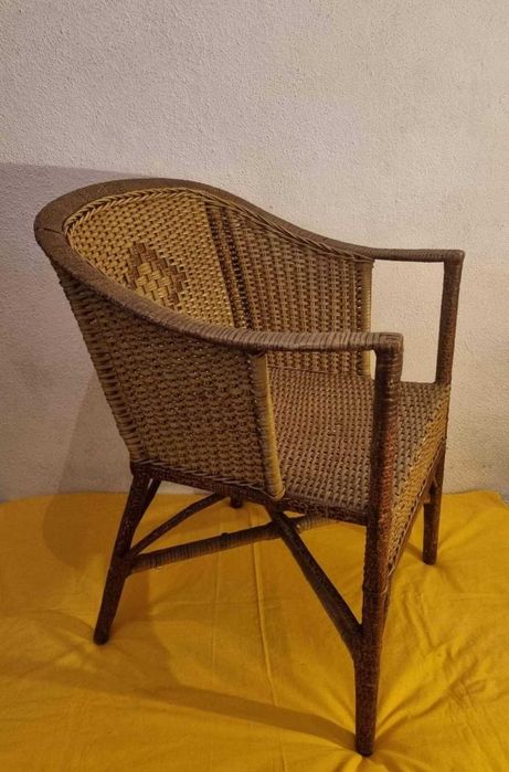 Cadeira Antiga em Vega para arranjo de uma das pernas restaurar