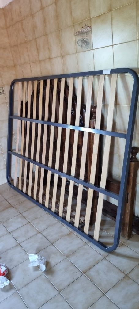 Cama de casal com estrado.