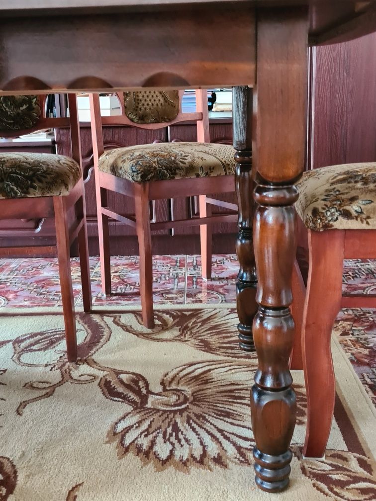Stół rozkładany na 12 osób i 8 krzeseł tapicerowanych