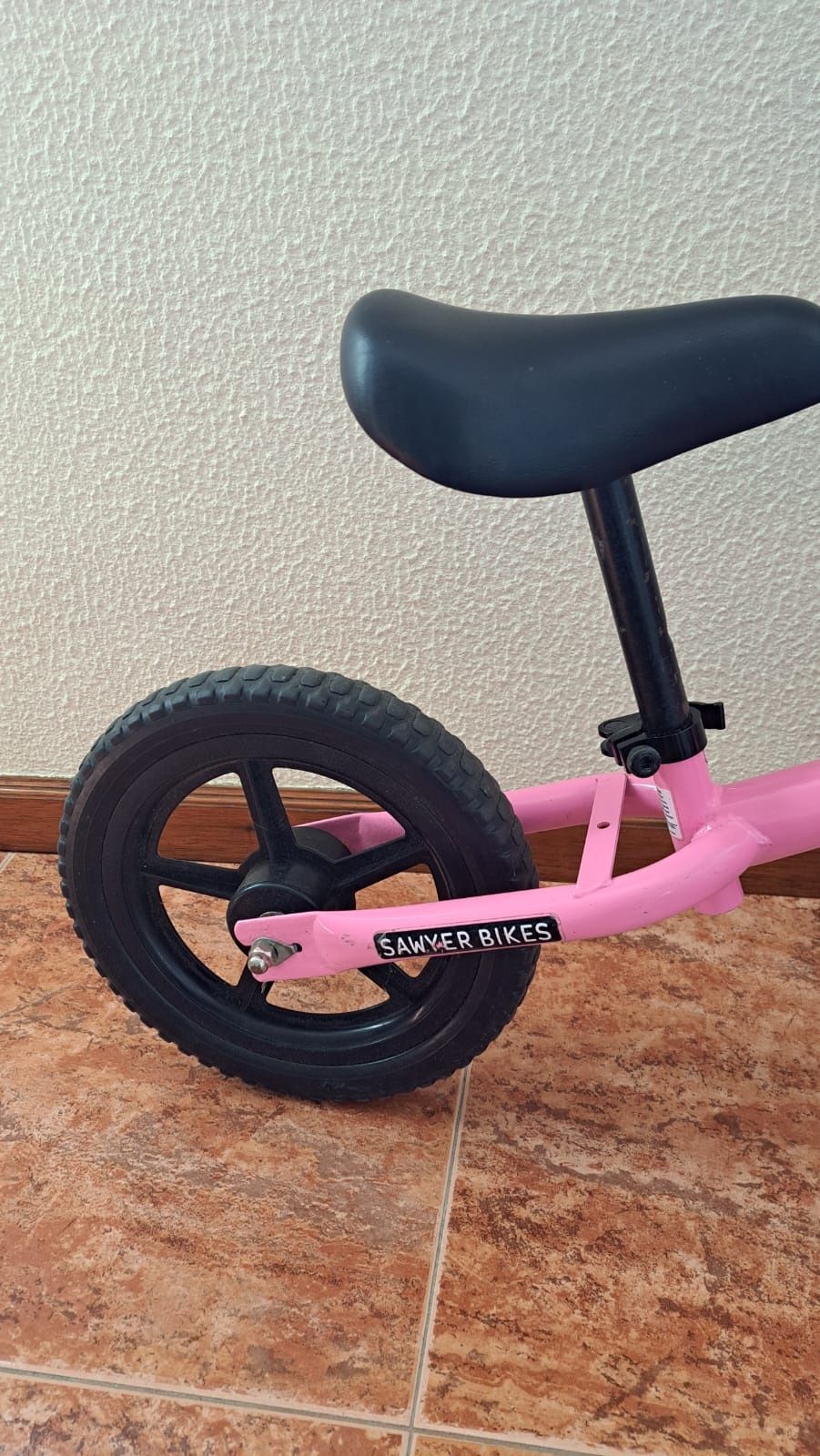 Bicicleta sem pedais com rodas de espuma
