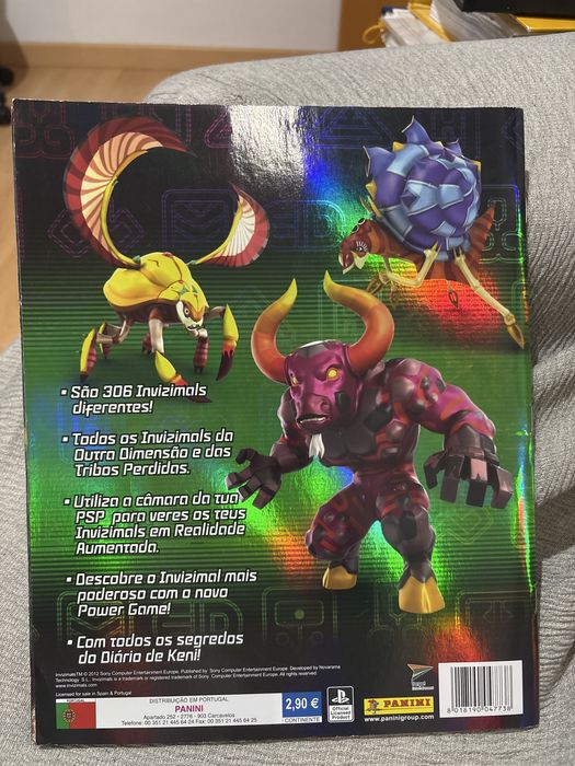 Caderneta Invizimals Evolution Stricker Album