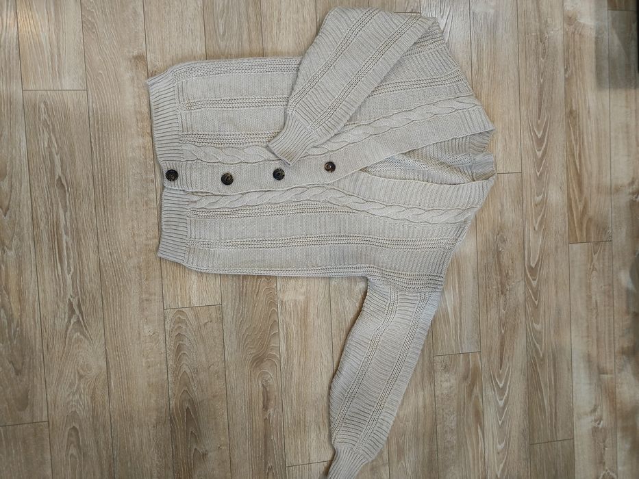 Sweterek kardigan narzutka oversize beżowy na guziki ze splotami