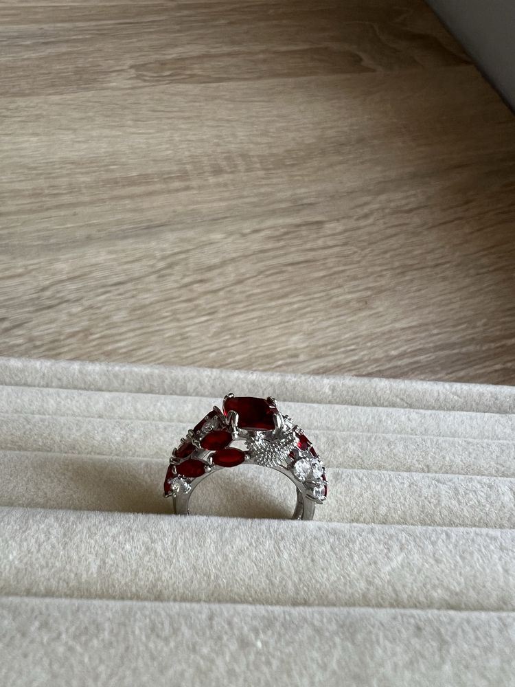 Elegancki pierścionek – Rubinowy Blask