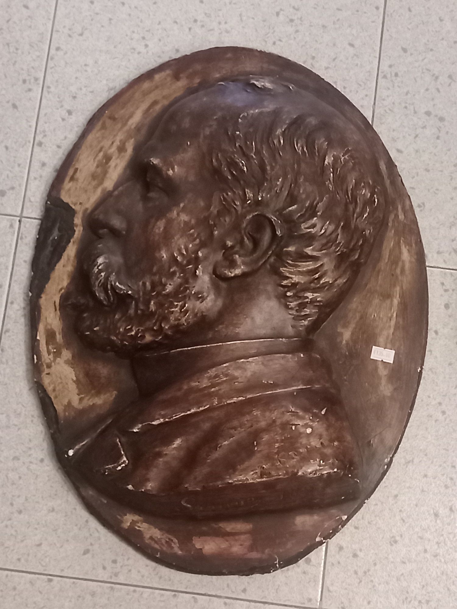 Busto de parede assinado - material gesso
