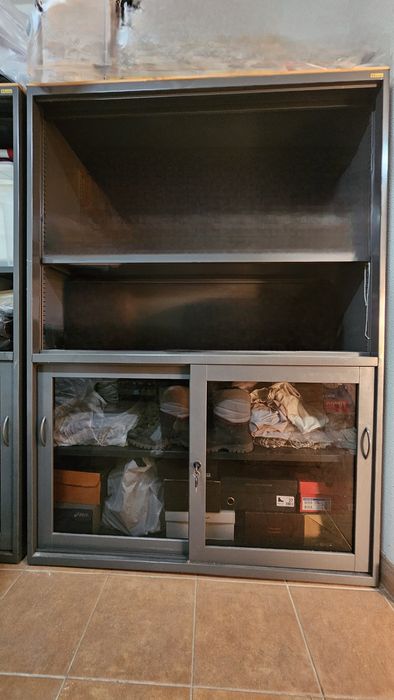 Estante de escritorio com 2 portas e duas prateleiras 170 x 120 (2 un)