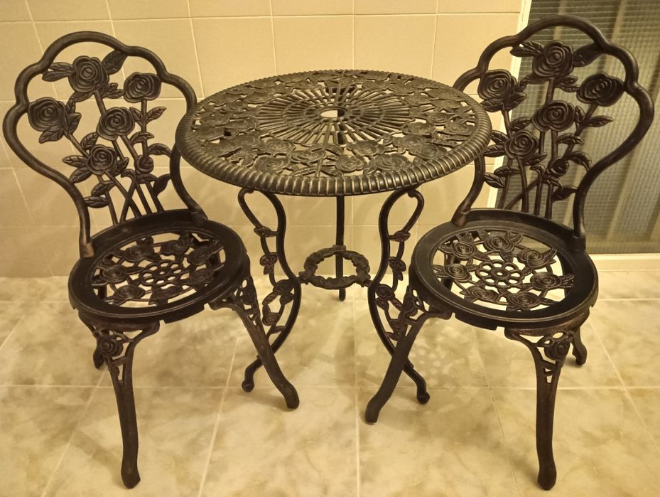 Mesa e duas Cadeiras em ferro fundido e acabamento em preto