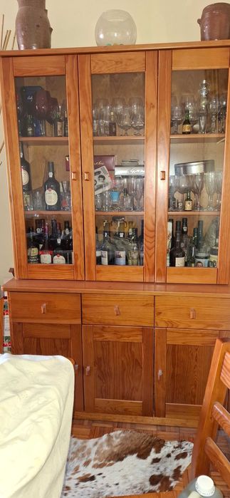 Móvel de sala com cristaleira