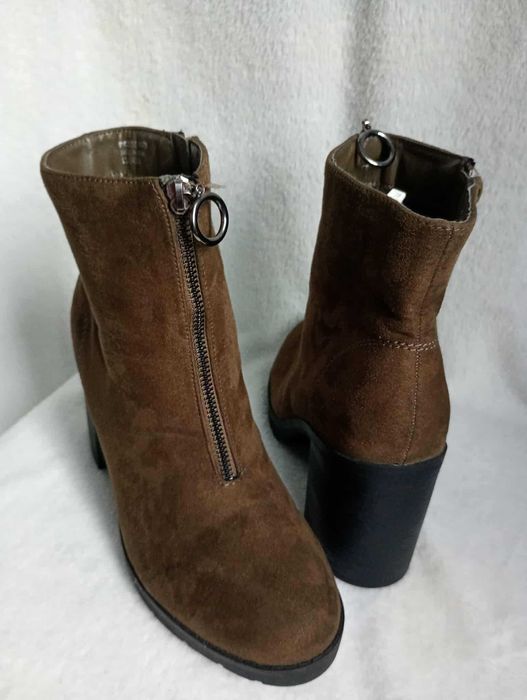 Botki zamszowe na słupku 40 Primark