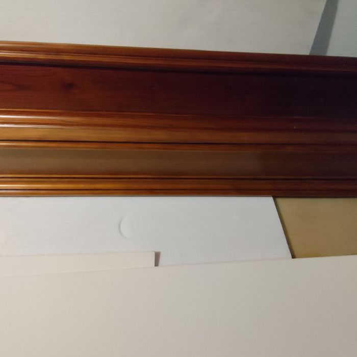 Sanefas de madeira maciça.