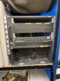 server rack z zasilaczami CISCO