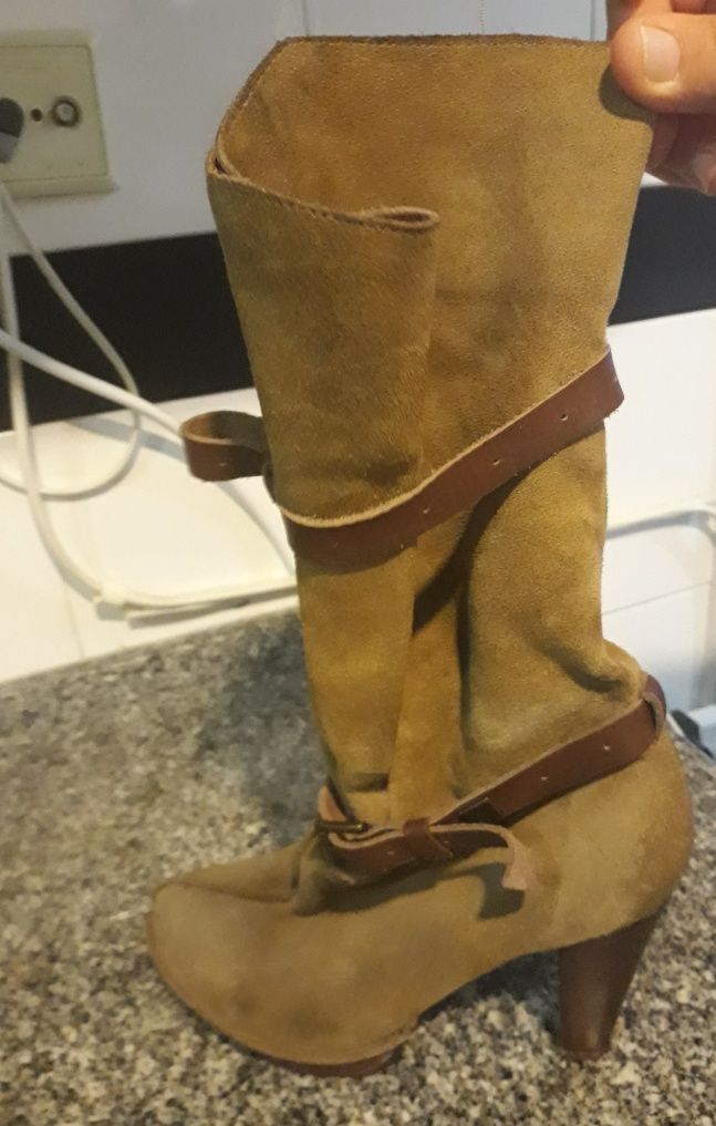 Botas de cano médio/alto em camurça