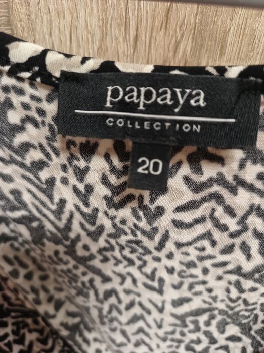 Damska sukienka ozdobny wzór print kopertowy przekładany dekolt Papaya