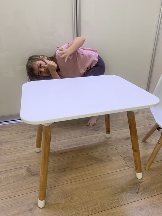 Biały stolik dziecięcy z krzesłem w stylu skandynawskim