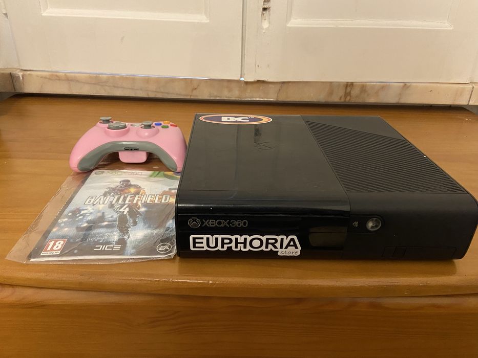 Xbox 360 E Preto com controle