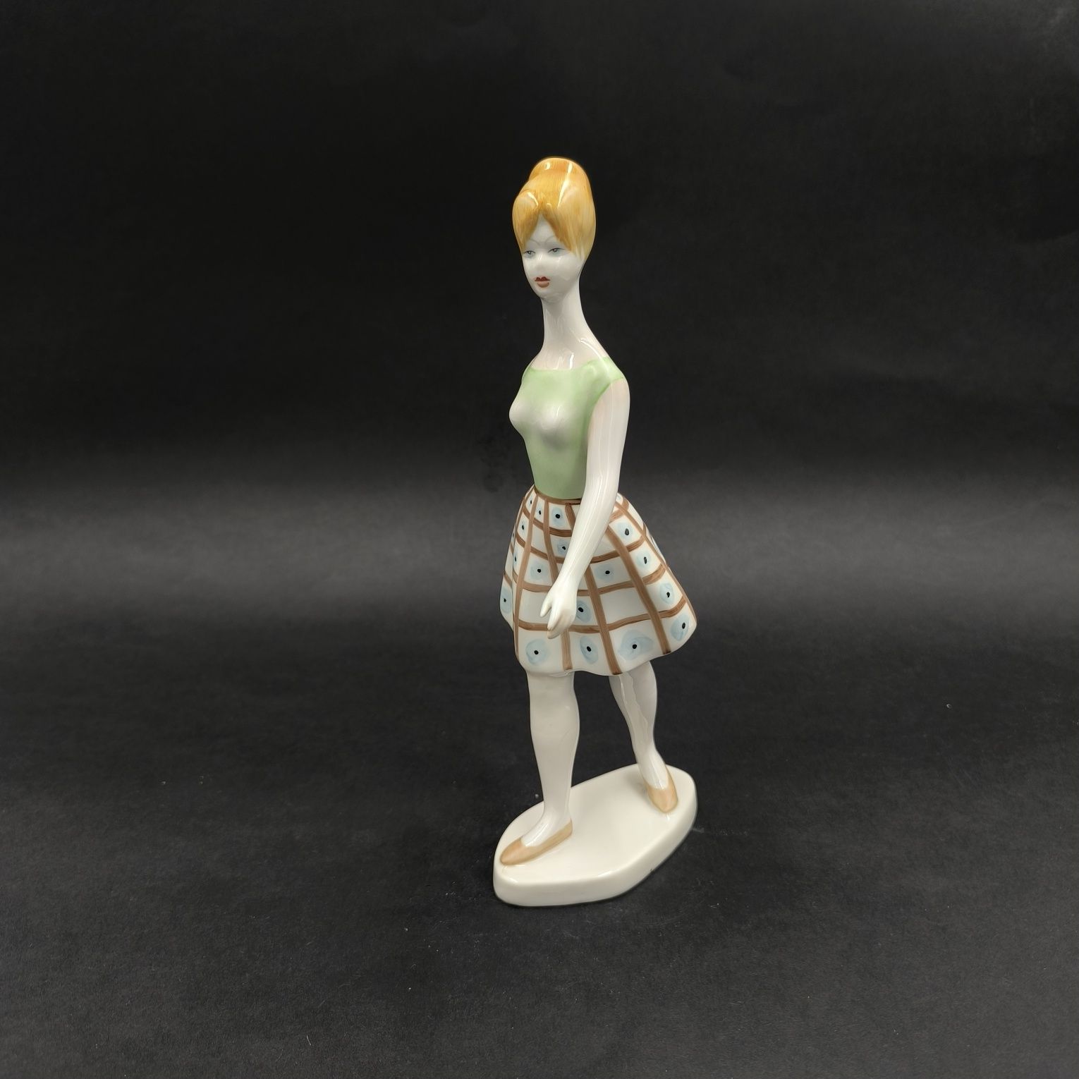 Hollohaza Modelka Figurka Porcelana