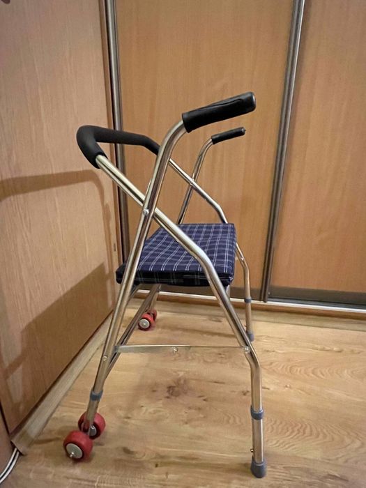 Ходунки-сідушка для літніх людей