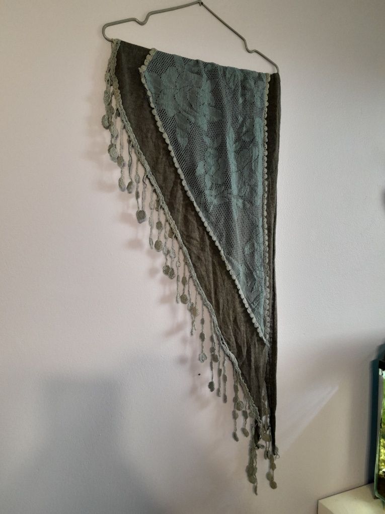 Szara chusta w stylu boho z frędzlami