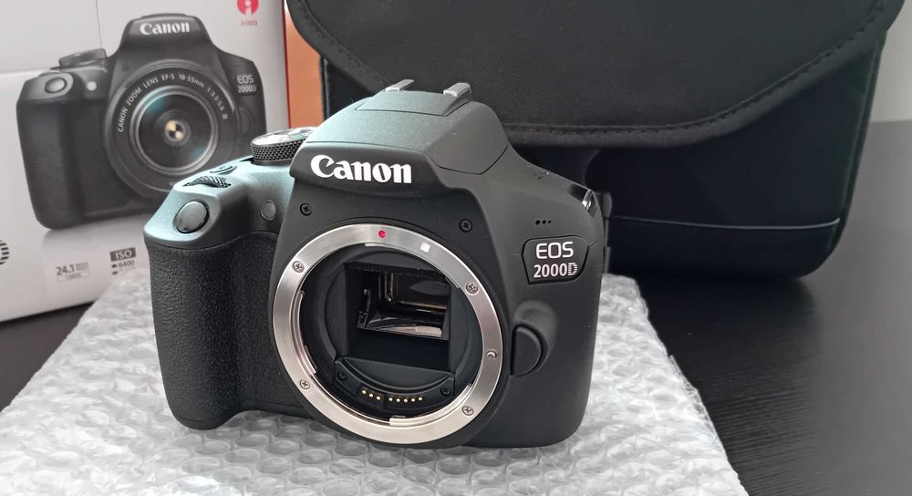 Máquina fotográfica - Canon EOS 2000D
