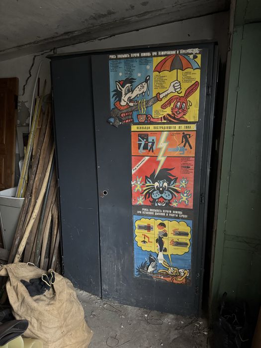 Шкаф металический с полочкам