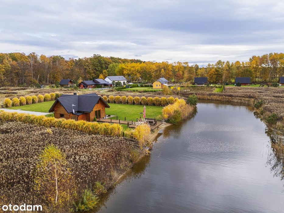 Dom drewniany z prywatnym pomostem i linią brzegową | Prywatny Staw