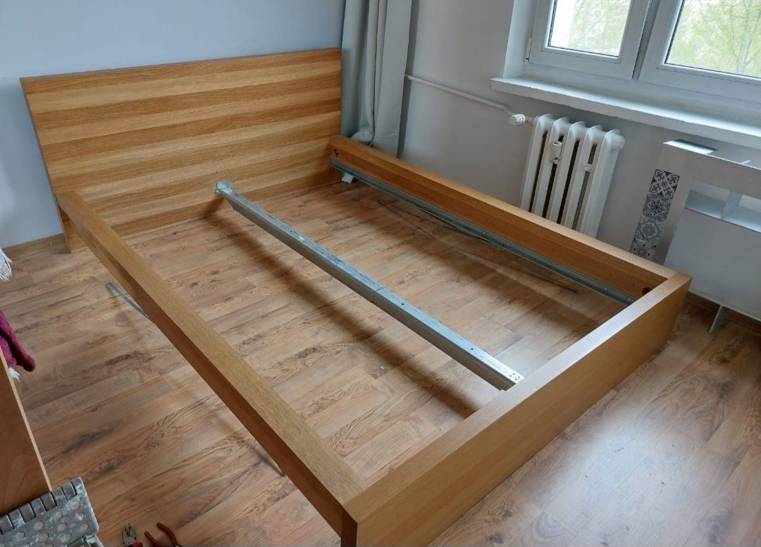 Solidna rama łóżka 140x200, z bazą pod stelaż