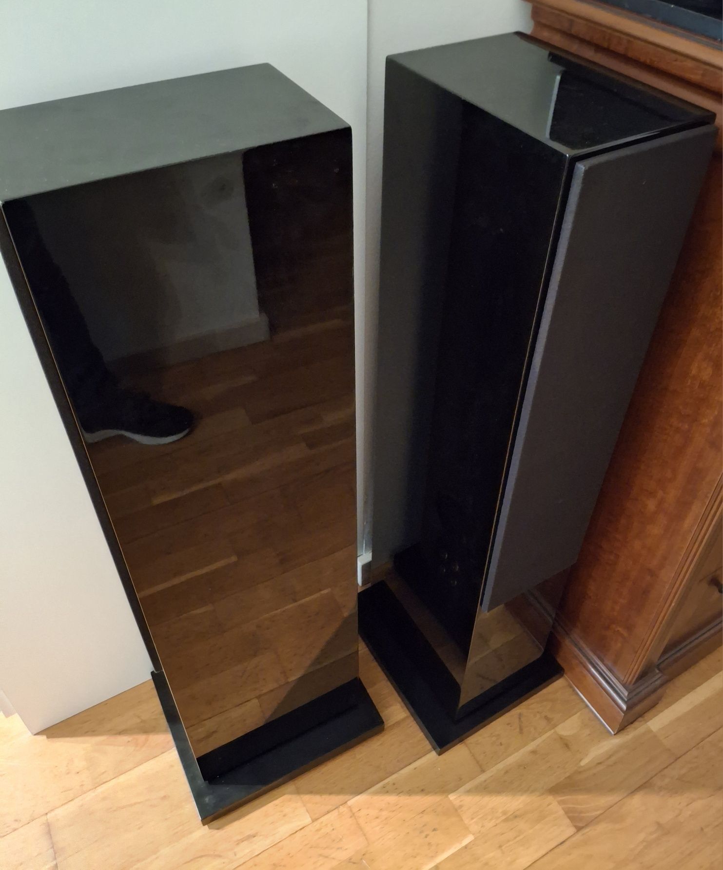 B&W CM8 black piano 5*whathifi.com