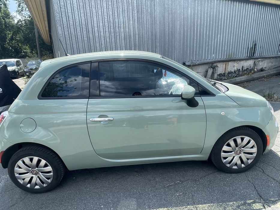 Автомобіль Fiat 500