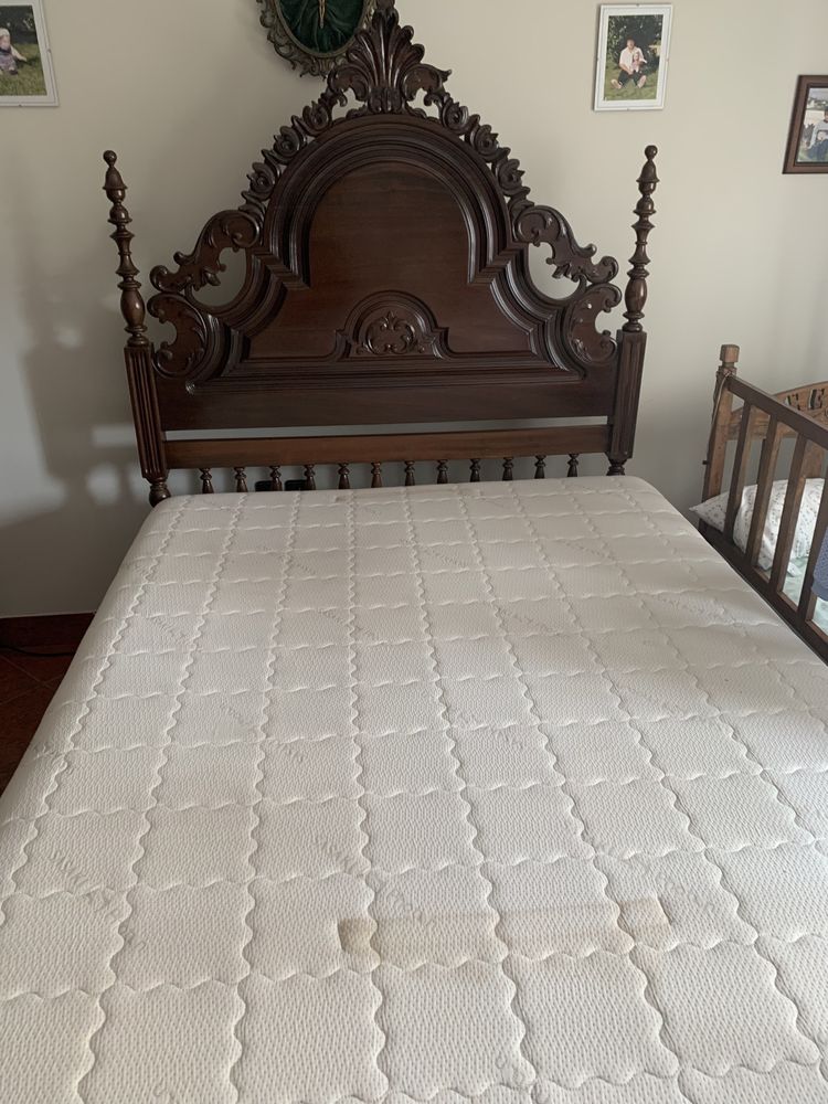 Cama completa e armário guarda vestidos