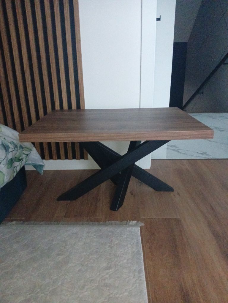 Loftowy stolik do salonu pająk