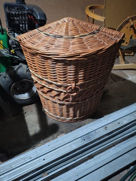 Kosz wiklinowy narożny na pranie