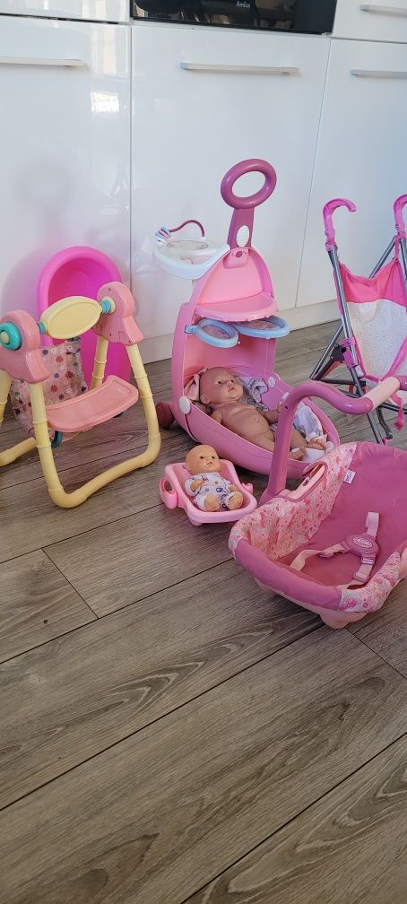 Niania, opiekunka, wózek dla lalek bobasów